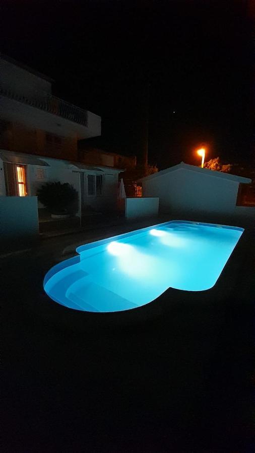 Apartments Mihovilovic - 50 M From Beach Слатине Экстерьер фото