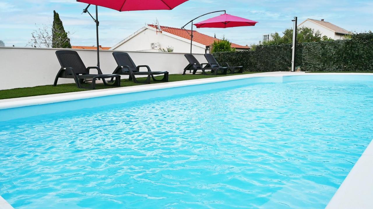Apartments Mihovilovic - 50 M From Beach Слатине Экстерьер фото