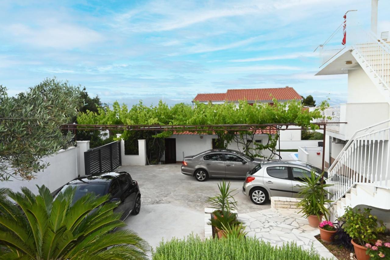 Apartments Mihovilovic - 50 M From Beach Слатине Экстерьер фото