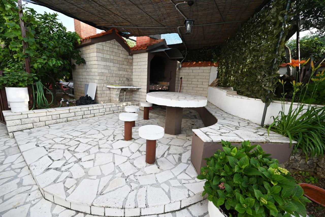 Apartments Mihovilovic - 50 M From Beach Слатине Экстерьер фото