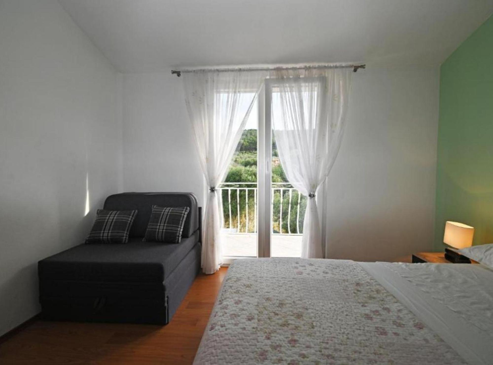 Apartments Mihovilovic - 50 M From Beach Слатине Экстерьер фото
