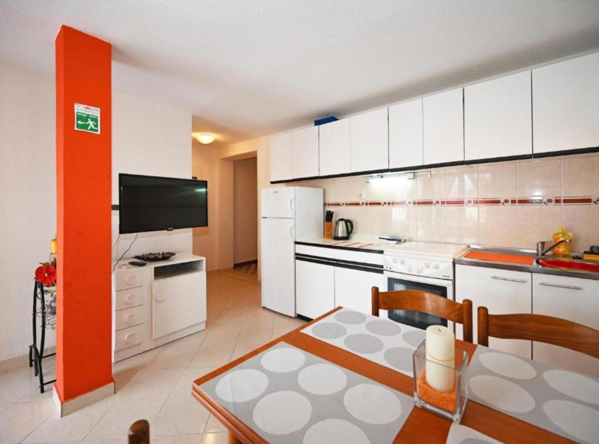 Apartments Mihovilovic - 50 M From Beach Слатине Экстерьер фото