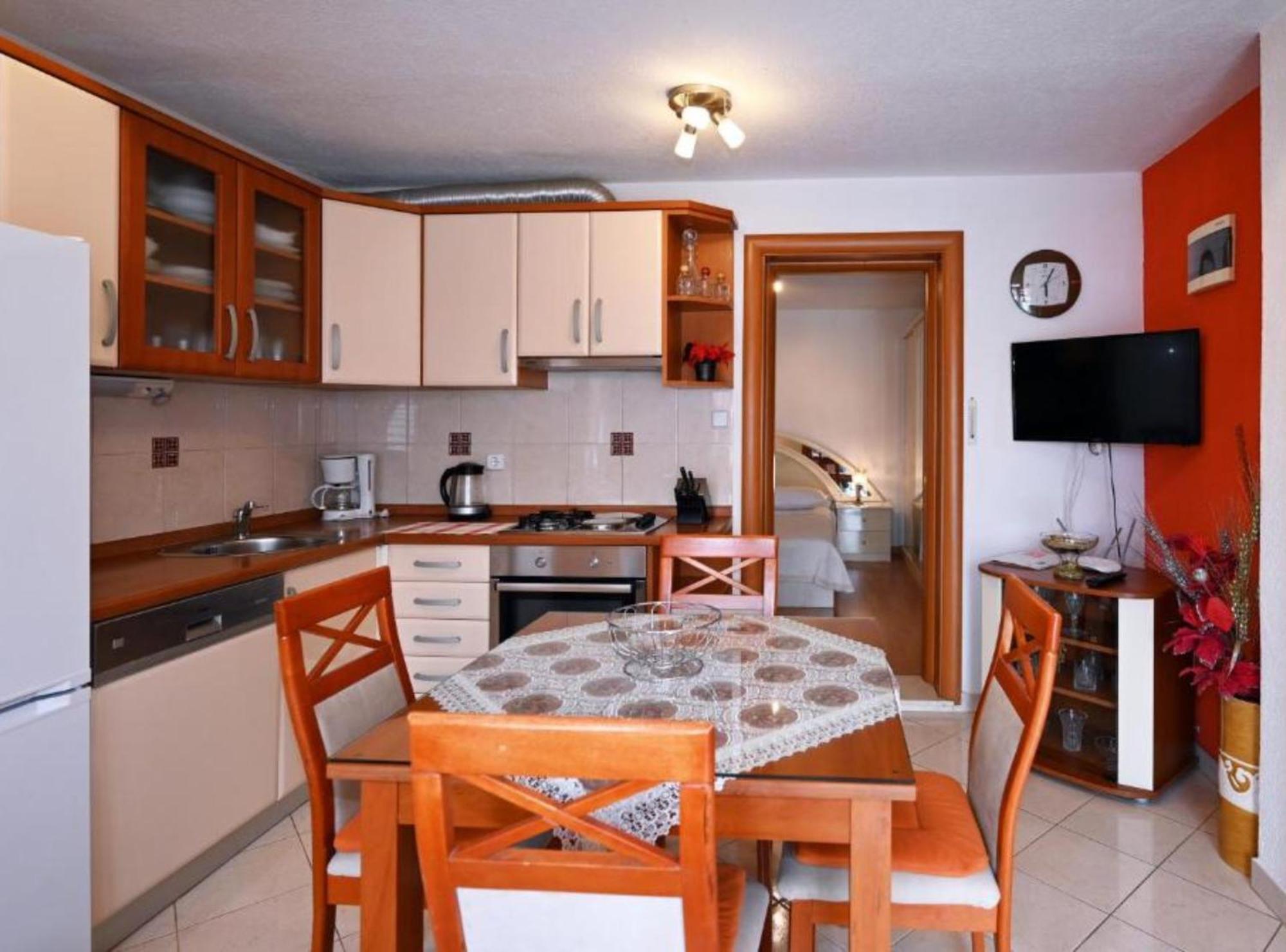 Apartments Mihovilovic - 50 M From Beach Слатине Экстерьер фото