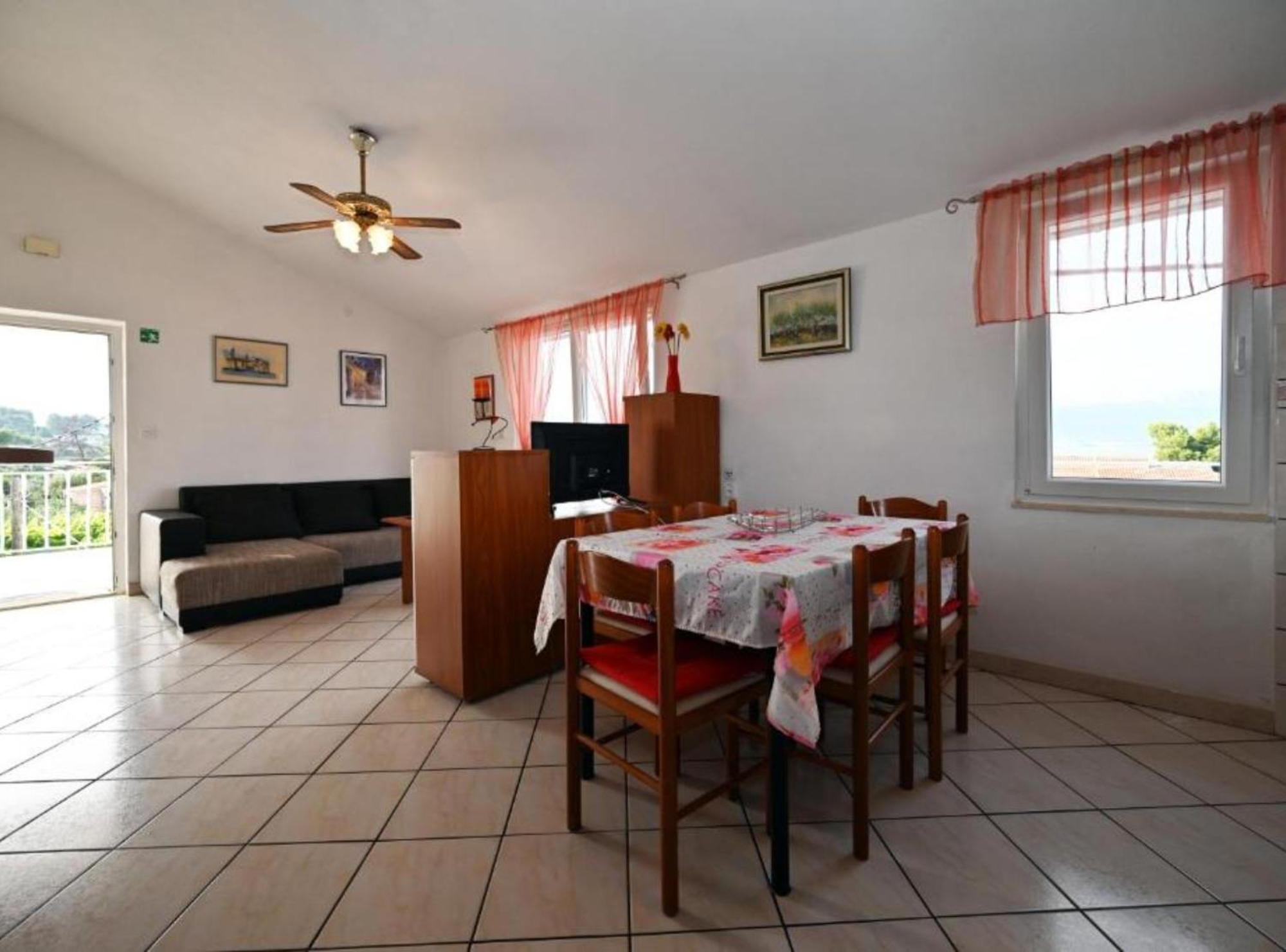 Apartments Mihovilovic - 50 M From Beach Слатине Экстерьер фото