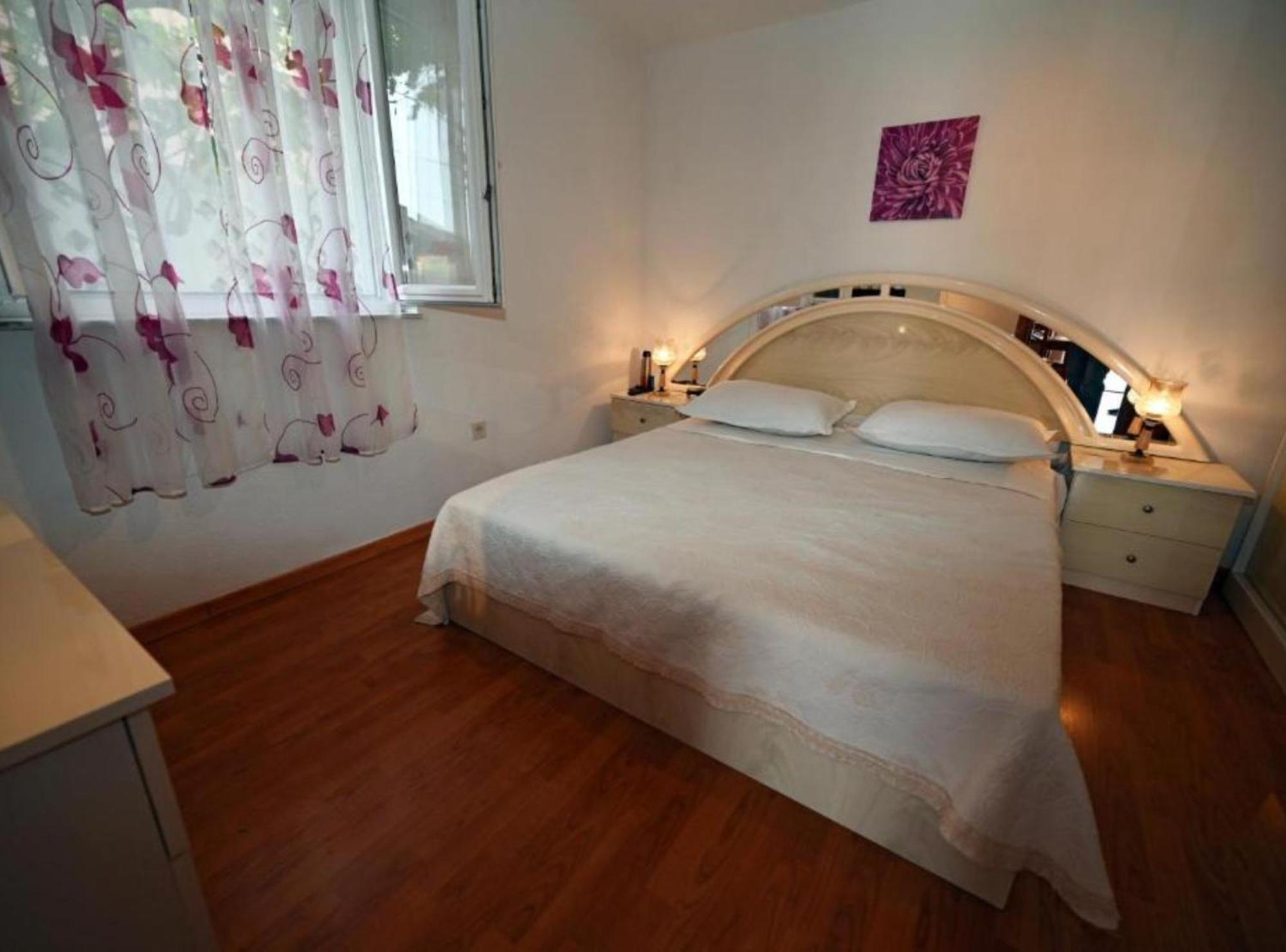 Apartments Mihovilovic - 50 M From Beach Слатине Экстерьер фото