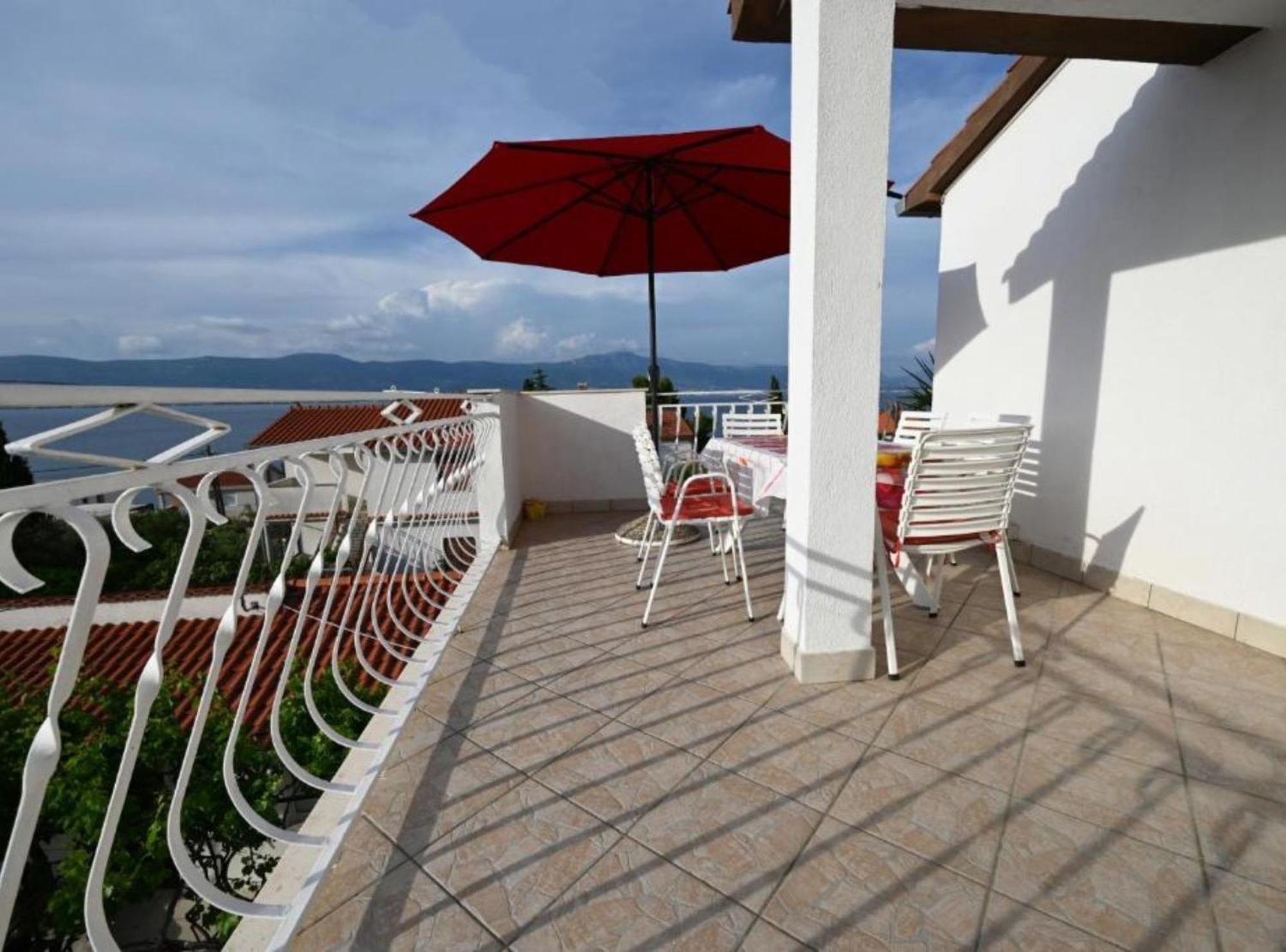 Apartments Mihovilovic - 50 M From Beach Слатине Экстерьер фото