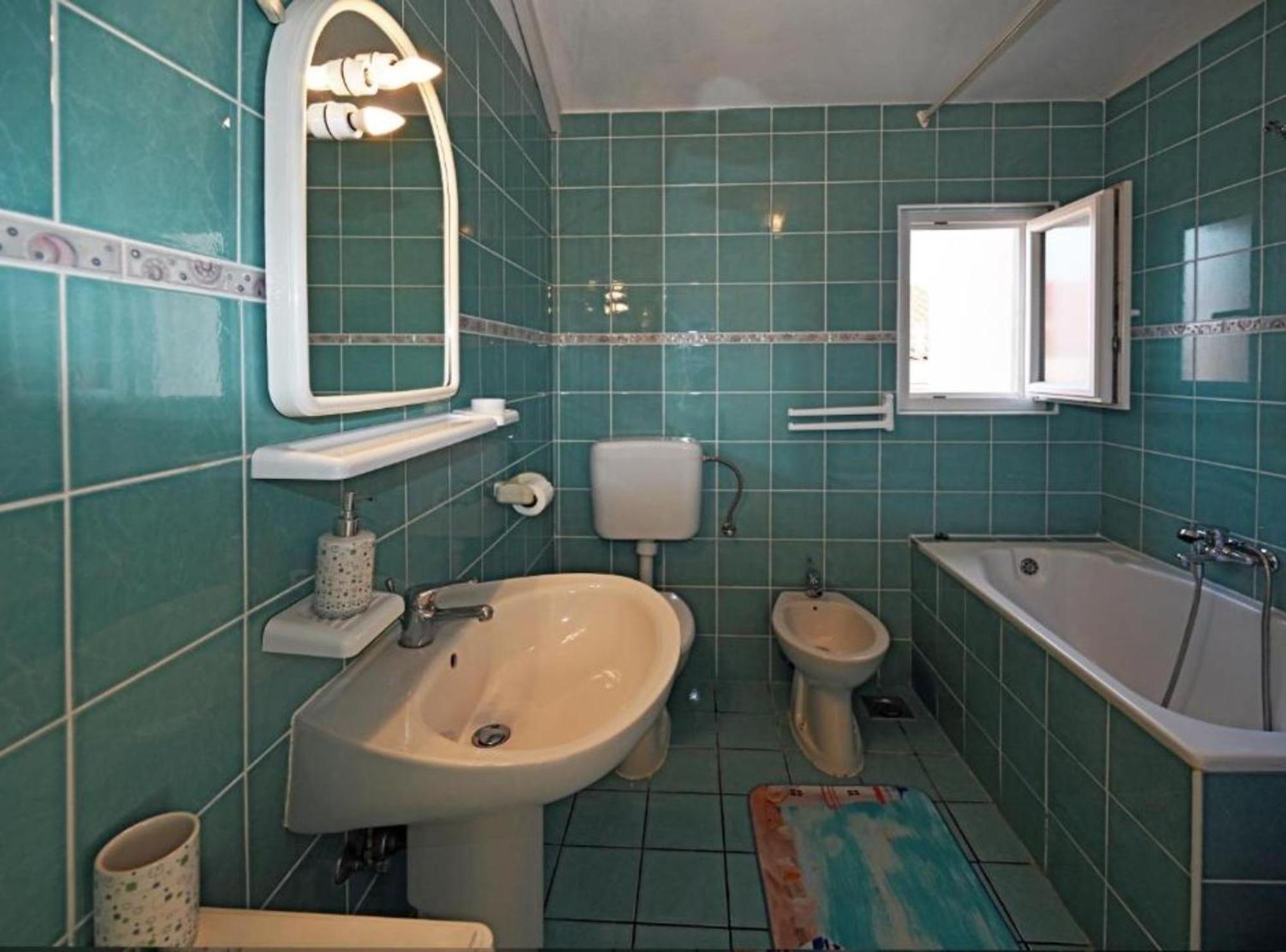 Apartments Mihovilovic - 50 M From Beach Слатине Экстерьер фото