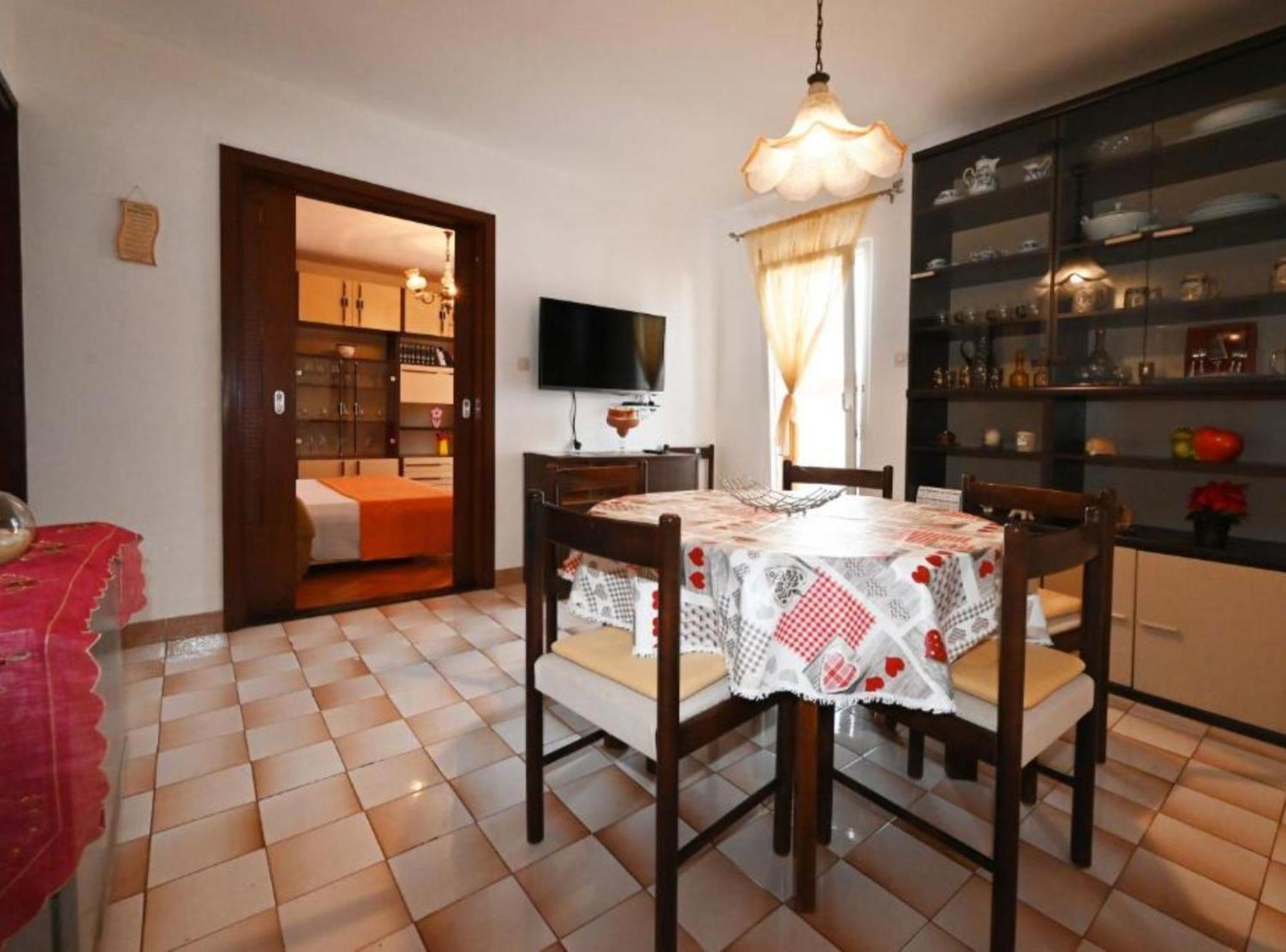 Apartments Mihovilovic - 50 M From Beach Слатине Экстерьер фото