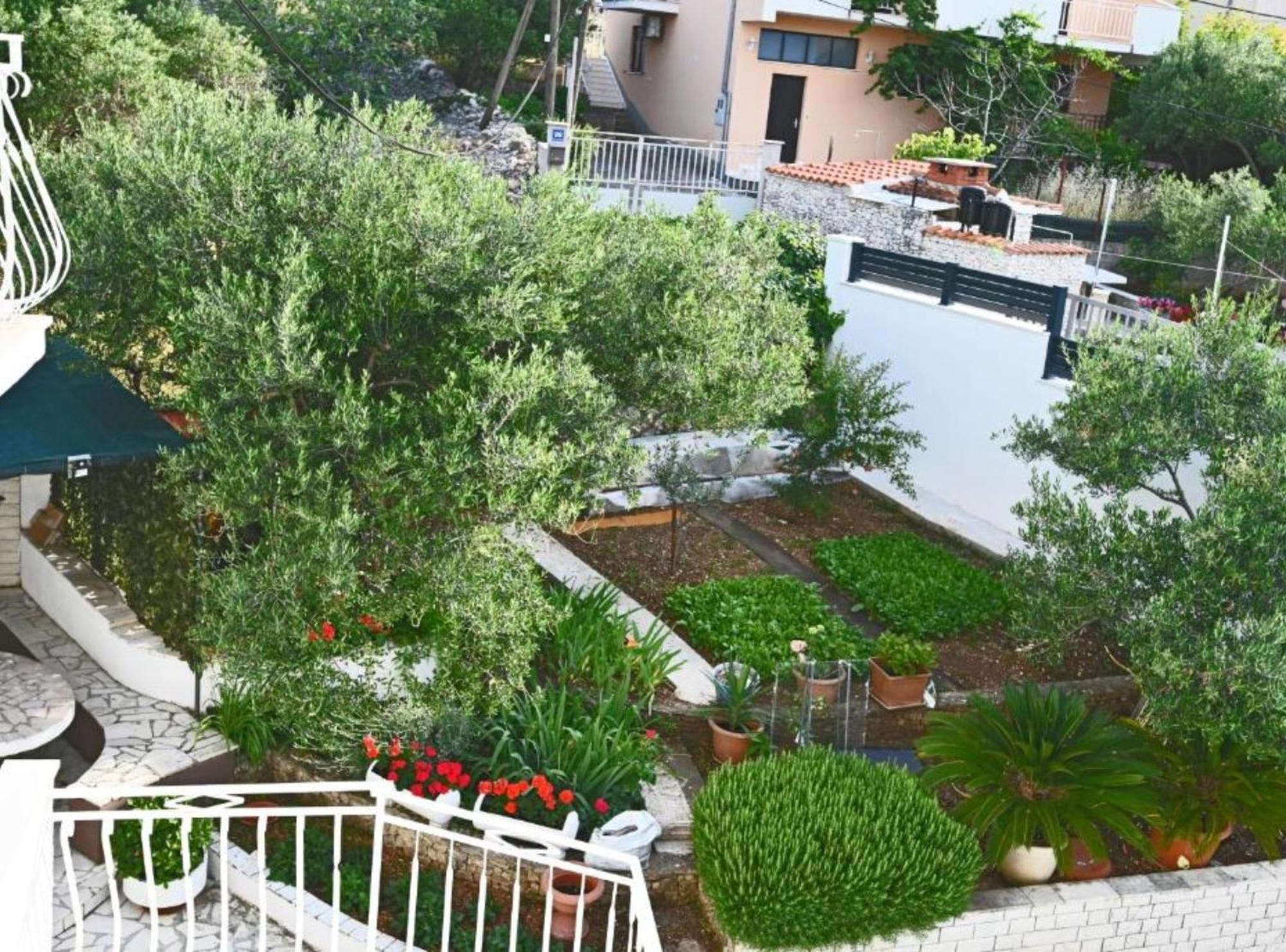 Apartments Mihovilovic - 50 M From Beach Слатине Экстерьер фото